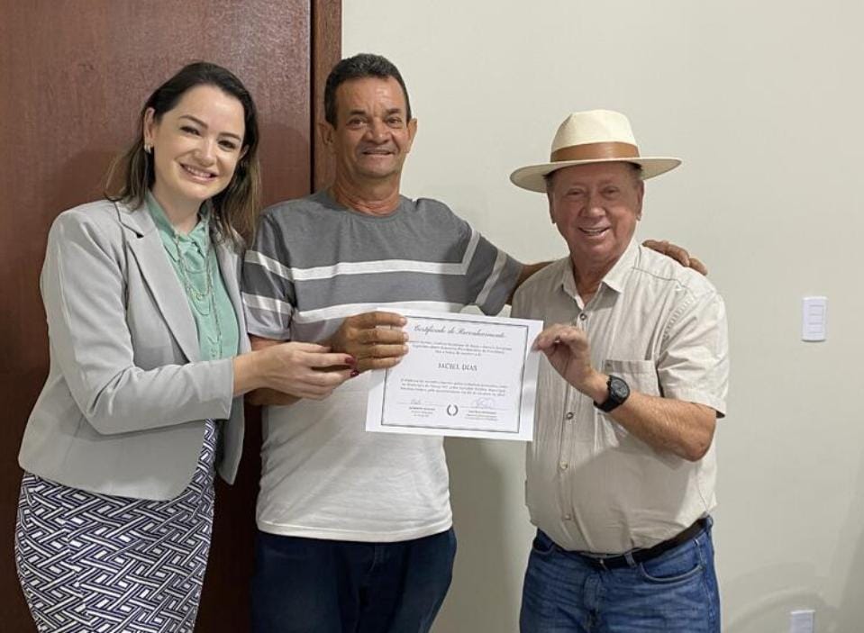 Entrega de certificado para os novos servidores aposentados