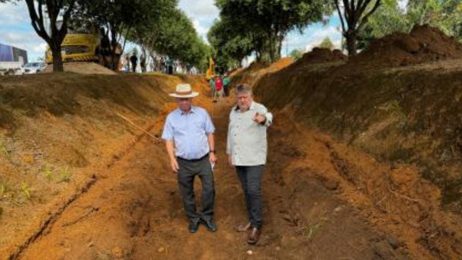 Prefeitura inicia fechamento de valetão em trecho da Avenida dos Tarumãs