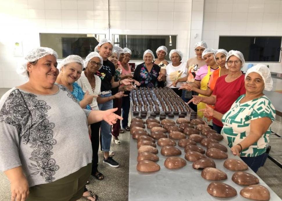 Em clima de páscoa, mulheres atendidas nos CRAS participam de oficina de chocolate