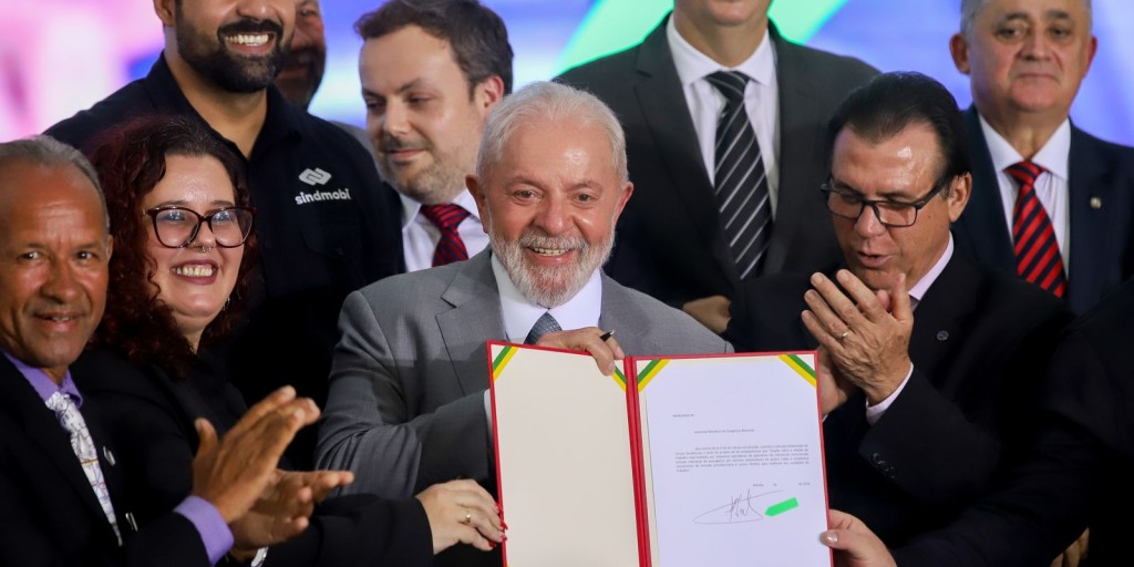 Lula assina projeto que regulamenta atividade de motoristas de aplicativo