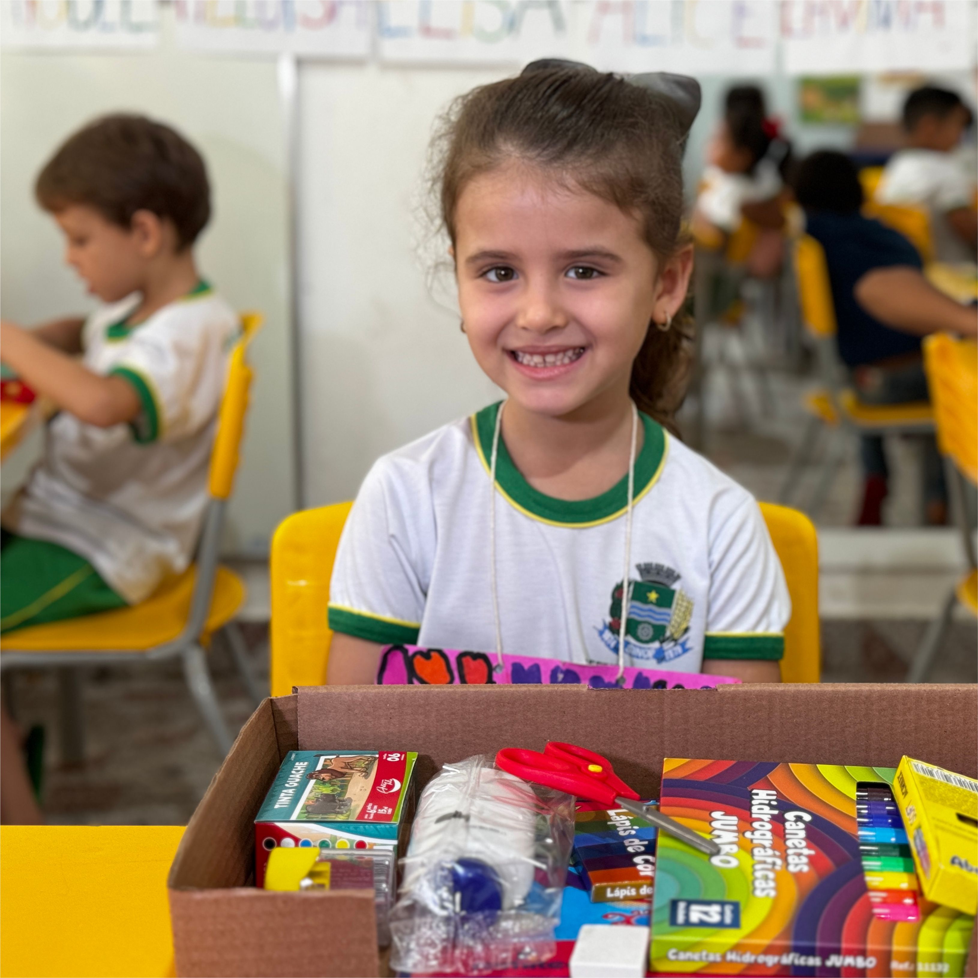 Alunos da rede municipal e professores recebem kits de materiais escolares para reforçar ensino de qualidade