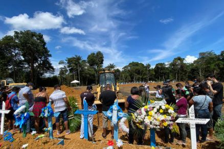 Brasil tem a maior média móvel de mortes na pandemia