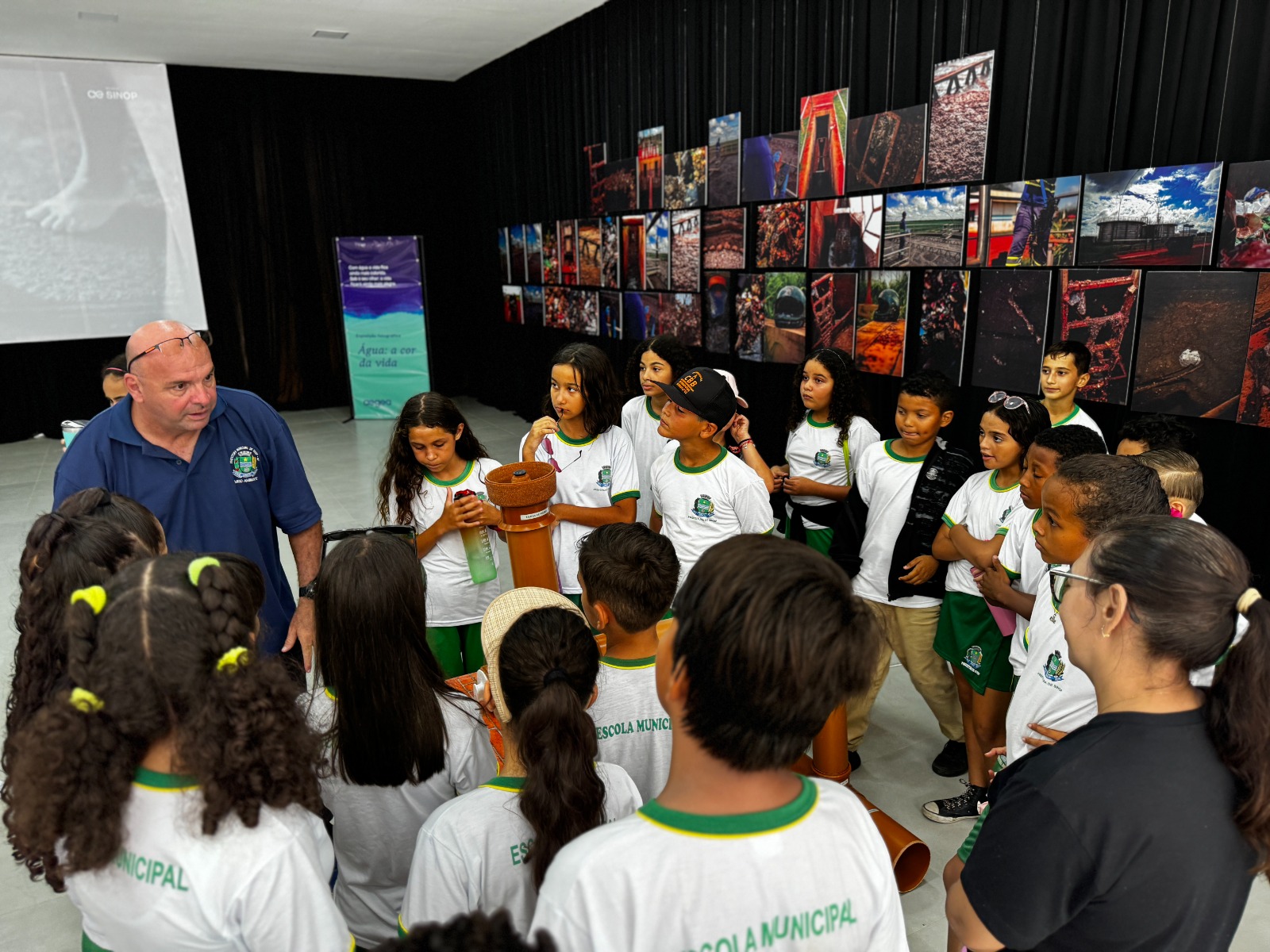 Alunos visitam exposição de fotos sobre os impactos de descartes irregulares na rede de esgoto