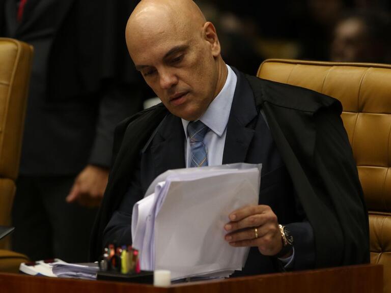 Moraes dá prazo de 5 dias para PGR opinar sobre Bolsonaro em embaixada