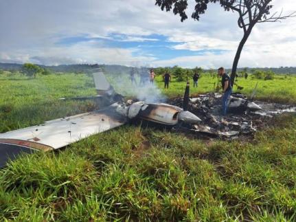 Avião vindo da Bolívia faz pouso forçado e é incendiado após interceptação da FAB em MT