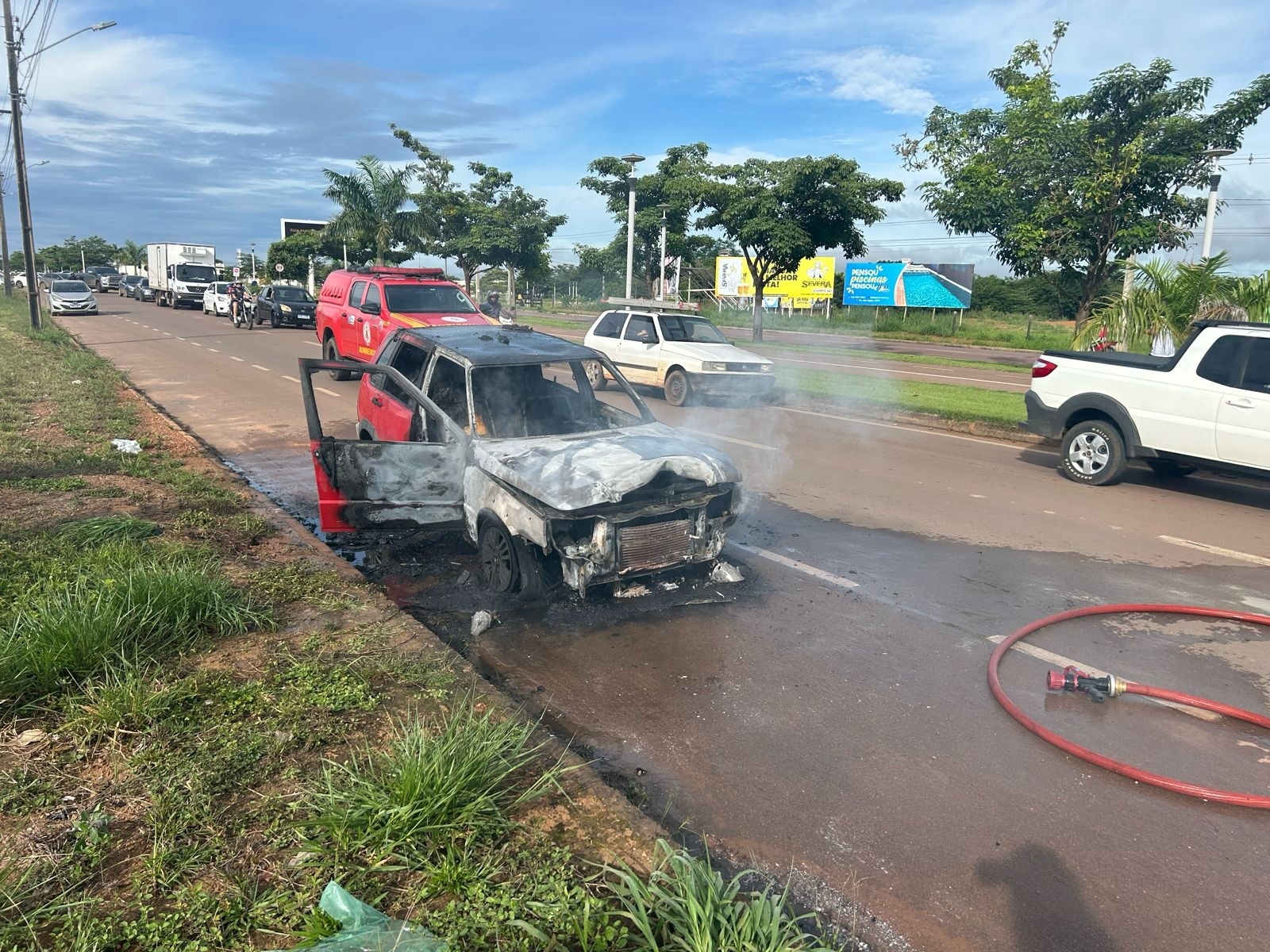 Sinop: Carro apresenta problemas mecânicos e pega fogo, condutora não fica ferida