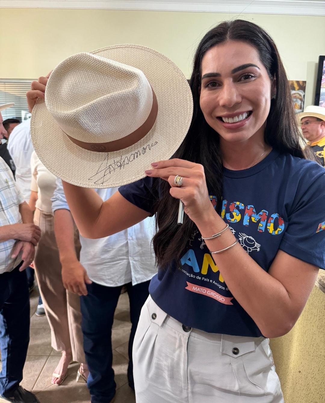 Bolsonaro autografa chapéu de primeira dama de Sinop que será leiloado para causa autista 