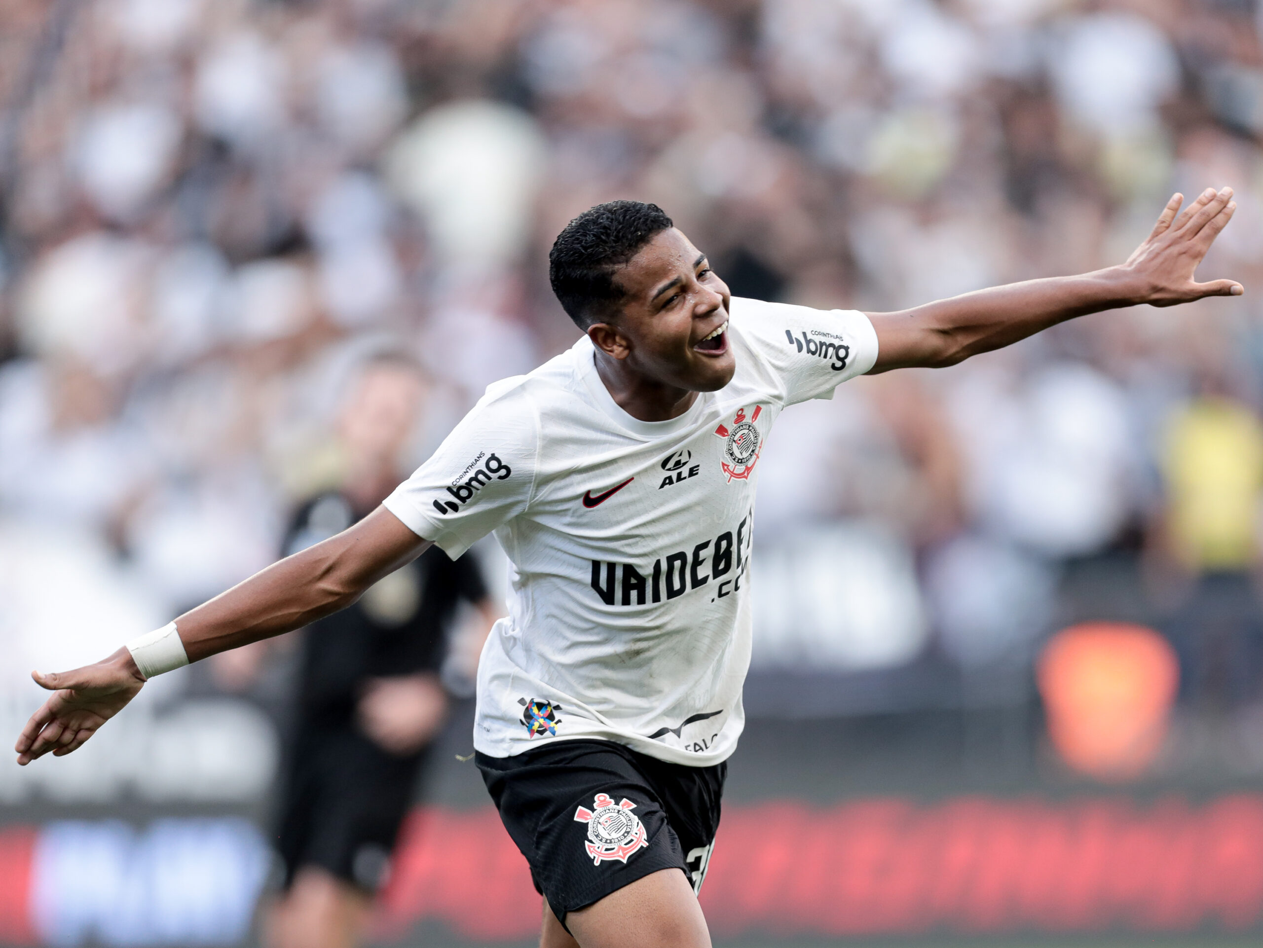 Em tarde de gala de Wesley, Corinthians bate Fluminense pelo Brasileirão