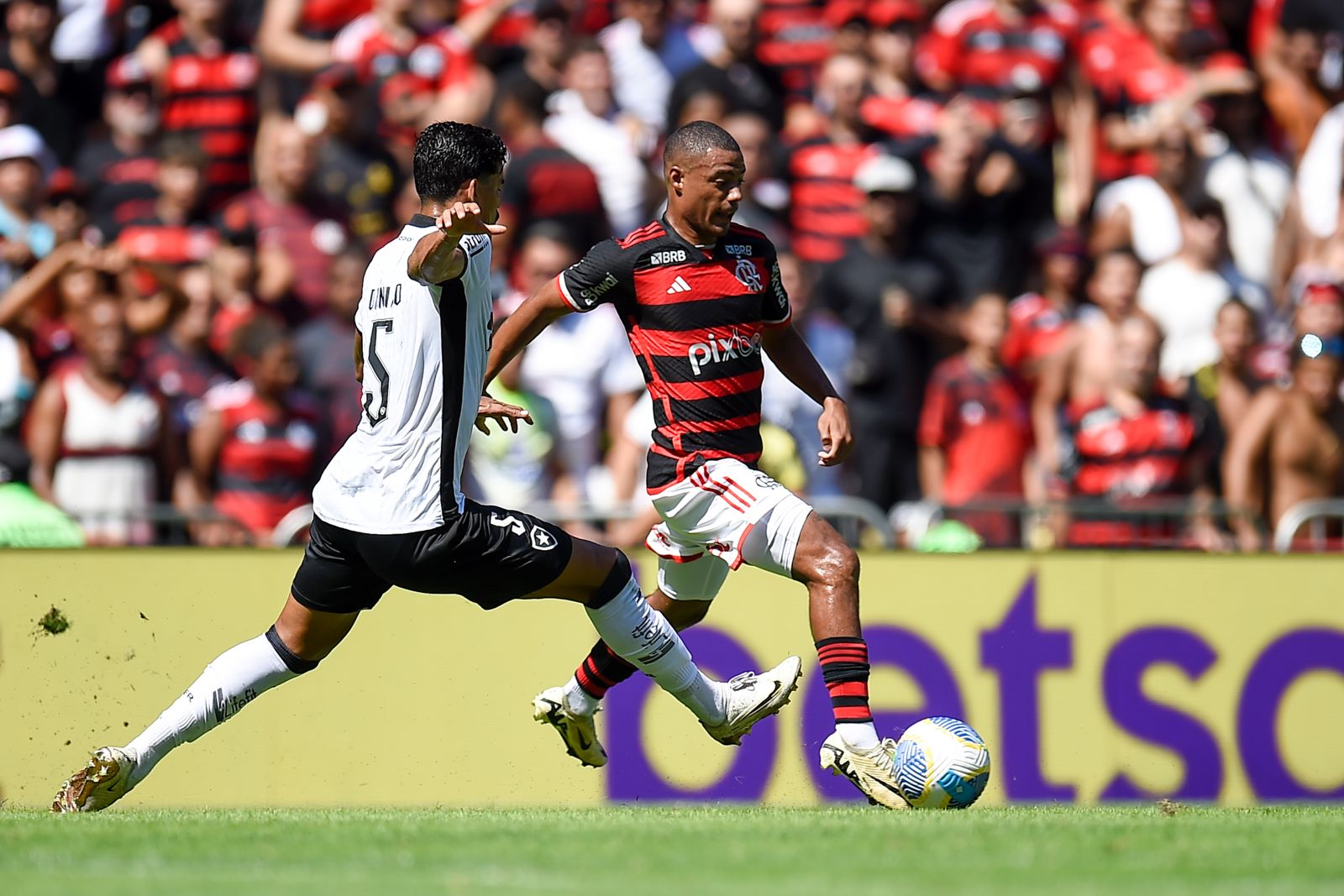 Botafogo vence o Flamengo por 2 a 0 no Maracanã