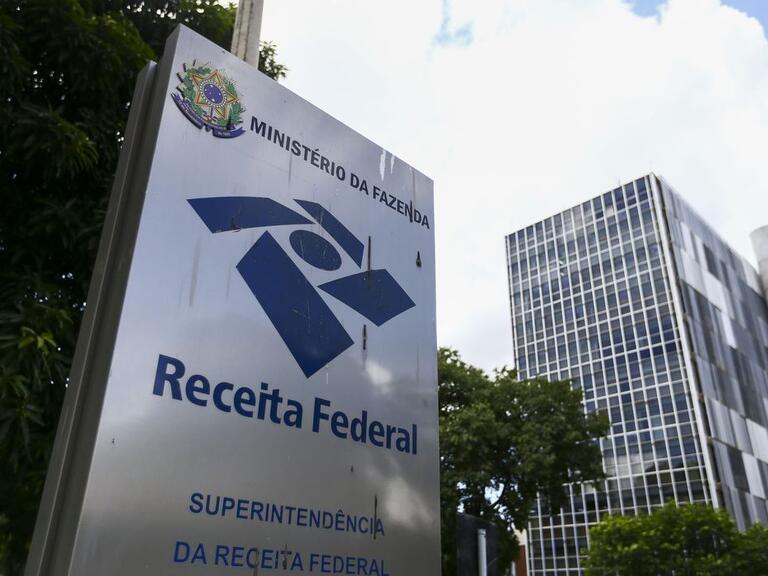 Receita Federal doará roupas apreendidas a vítimas de enchentes no RS