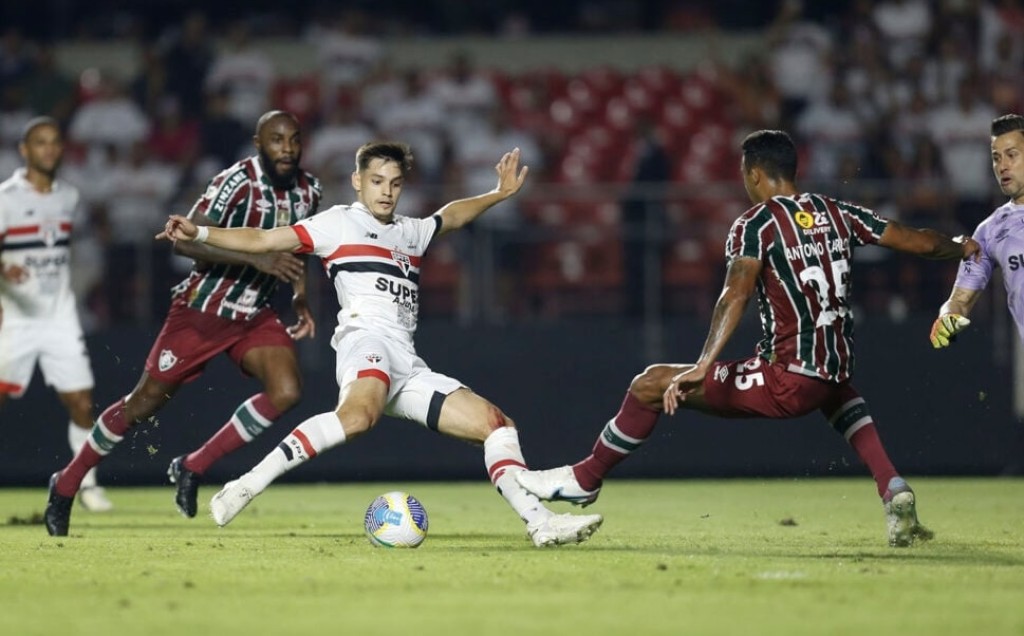 São Paulo vence Fluminense de virada e segue invicto com Zubeldía