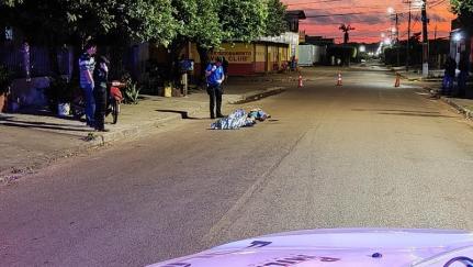 Homem é executado a facadas em frente a bar 