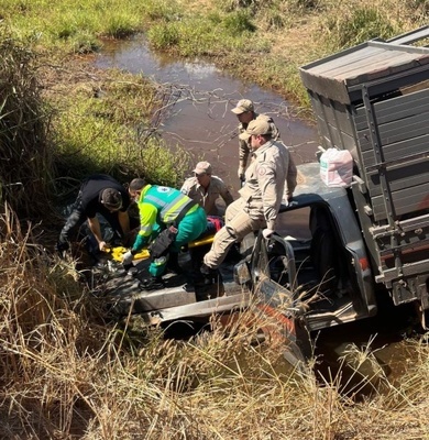 MT-320: Veículo sai da pista e mulher fica presa às ferragens