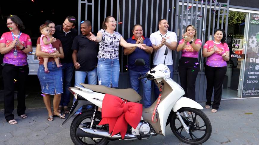 CDL entrega moto para ganhadora da campanha Amor em Dose Dupla