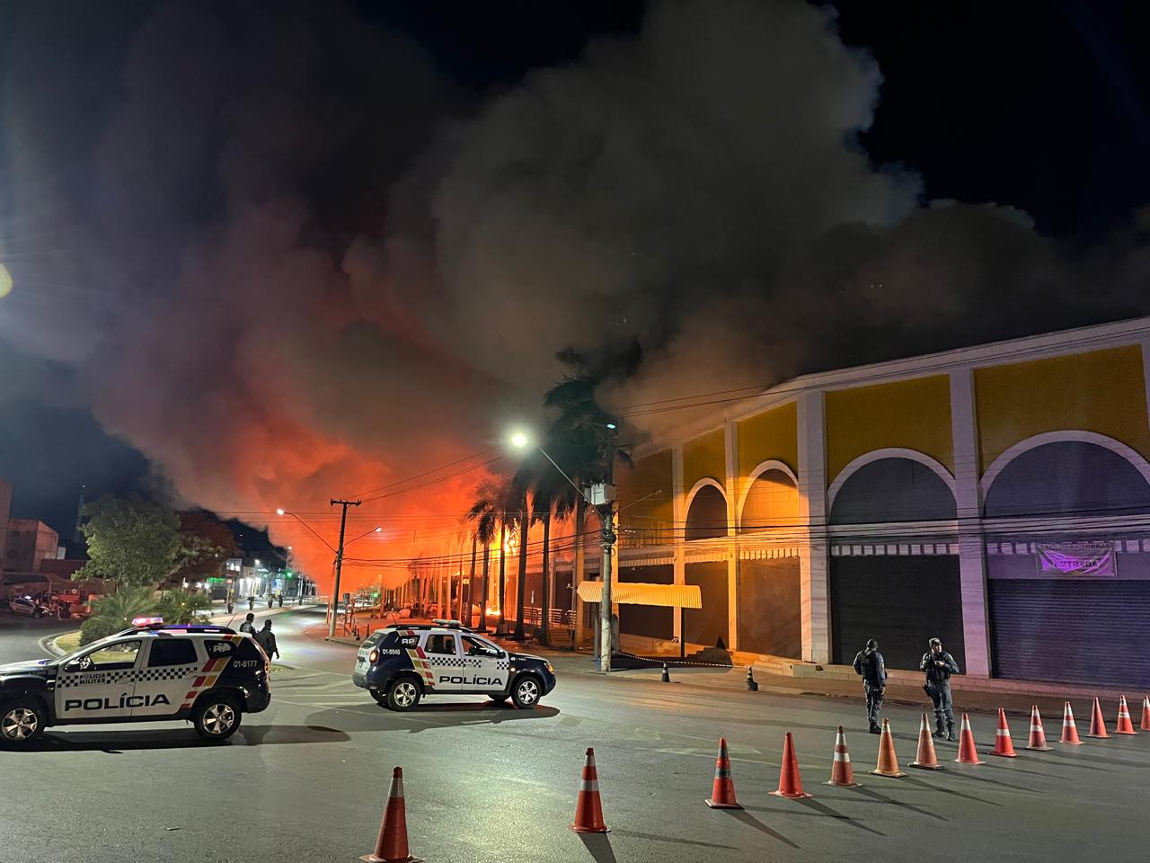 Incêndio destrói Shopping Popular em Cuiabá