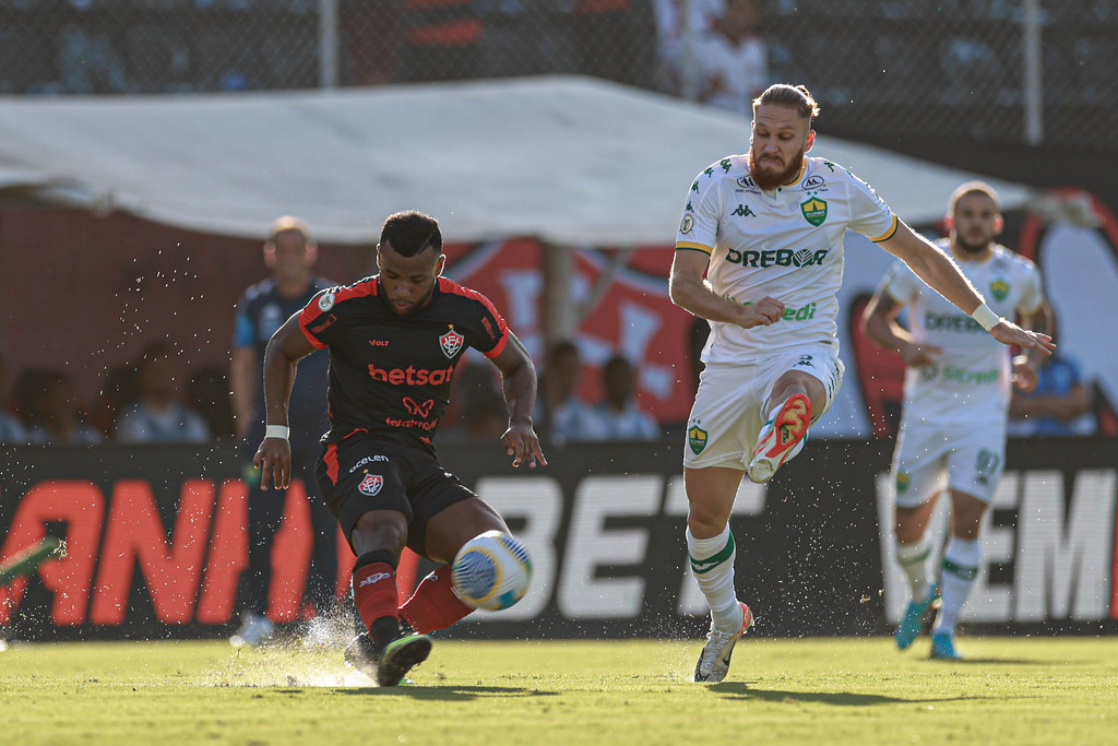 Cuiabá perde para o Vitória e se afunda na zona de rebaixamento