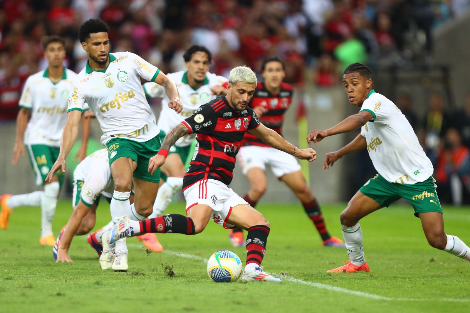 Flamengo sai na frente mas acaba levando empate do Palmeiras