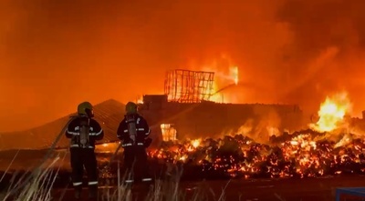 Sinop: Incêndio Toma conta de empresa de reciclagem e Bombeiros tentam acabar com o fogo