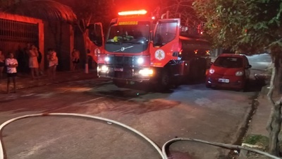 Bombeiros combatem 2 incêndios a residência em locais diferentes em Sinop