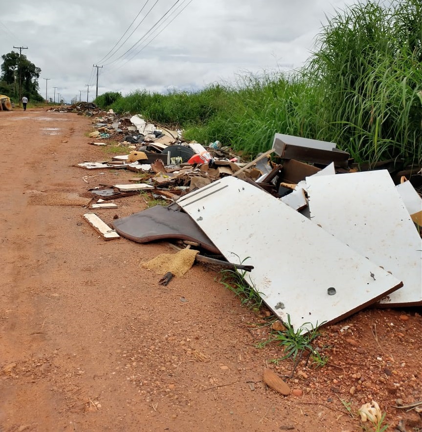 Secretaria remove lixo descartado irregularmente às margens de estrada vicinal