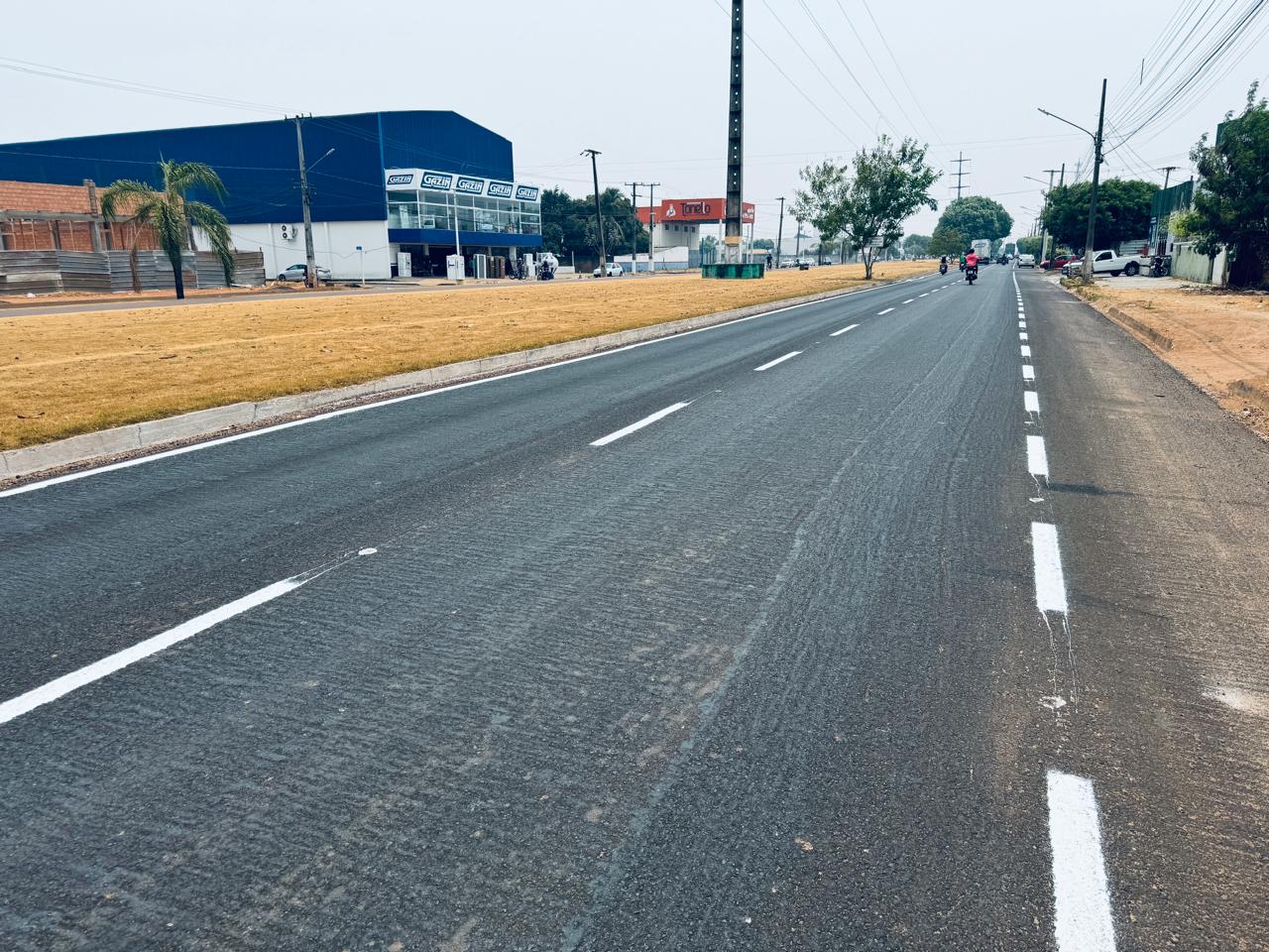 Prefeitura avança na aplicação de microrrevestimento e sinalização horizontal na avenida André Maggi 