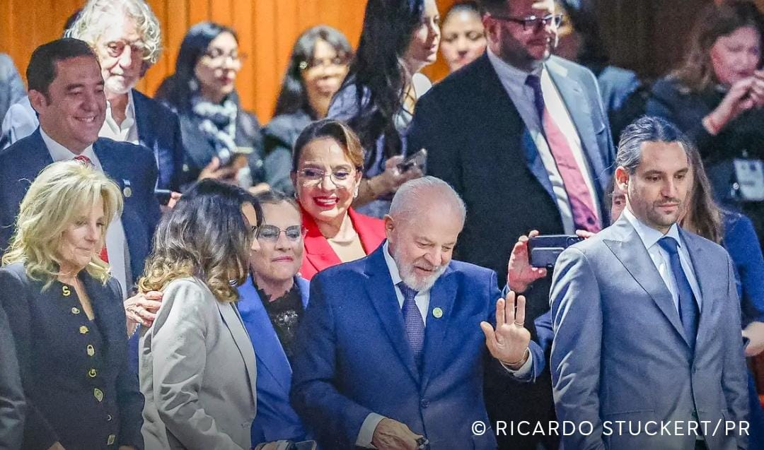 Após troca de aeronave, Lula retorna ao Brasil