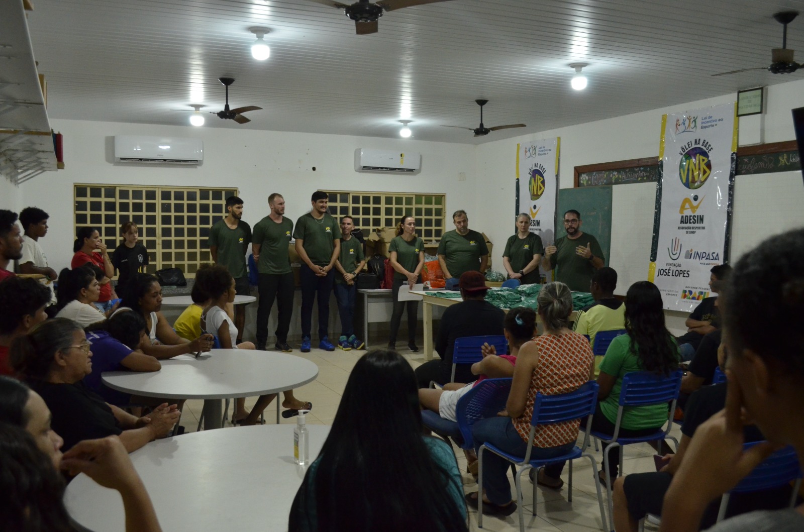 Associação Desportiva de Sinop entrega uniformes em polo do  Projeto Vôlei na Base. 