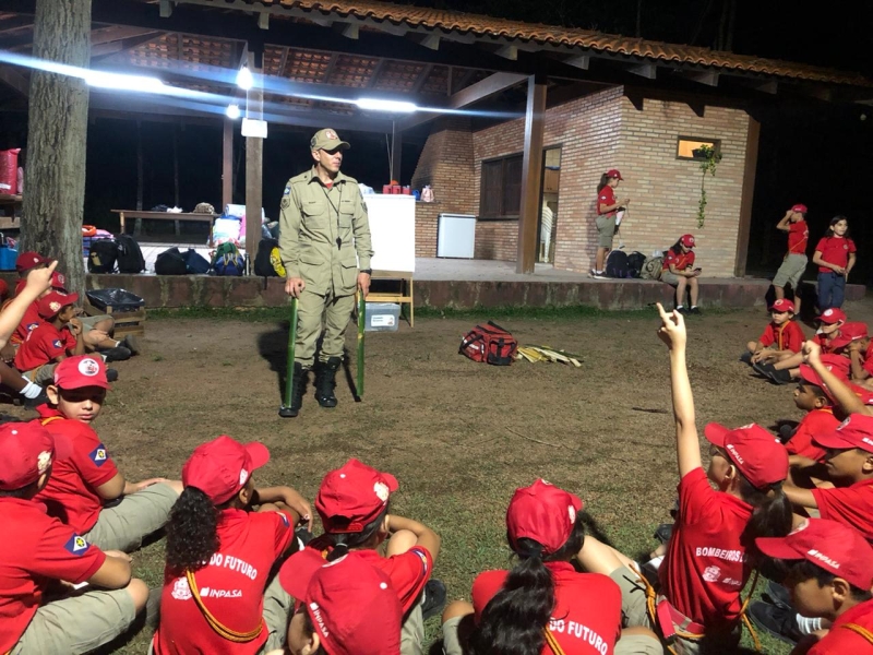 Alunos do Projeto Bombeiros do Futuro participam de acampamento durante fim de semana