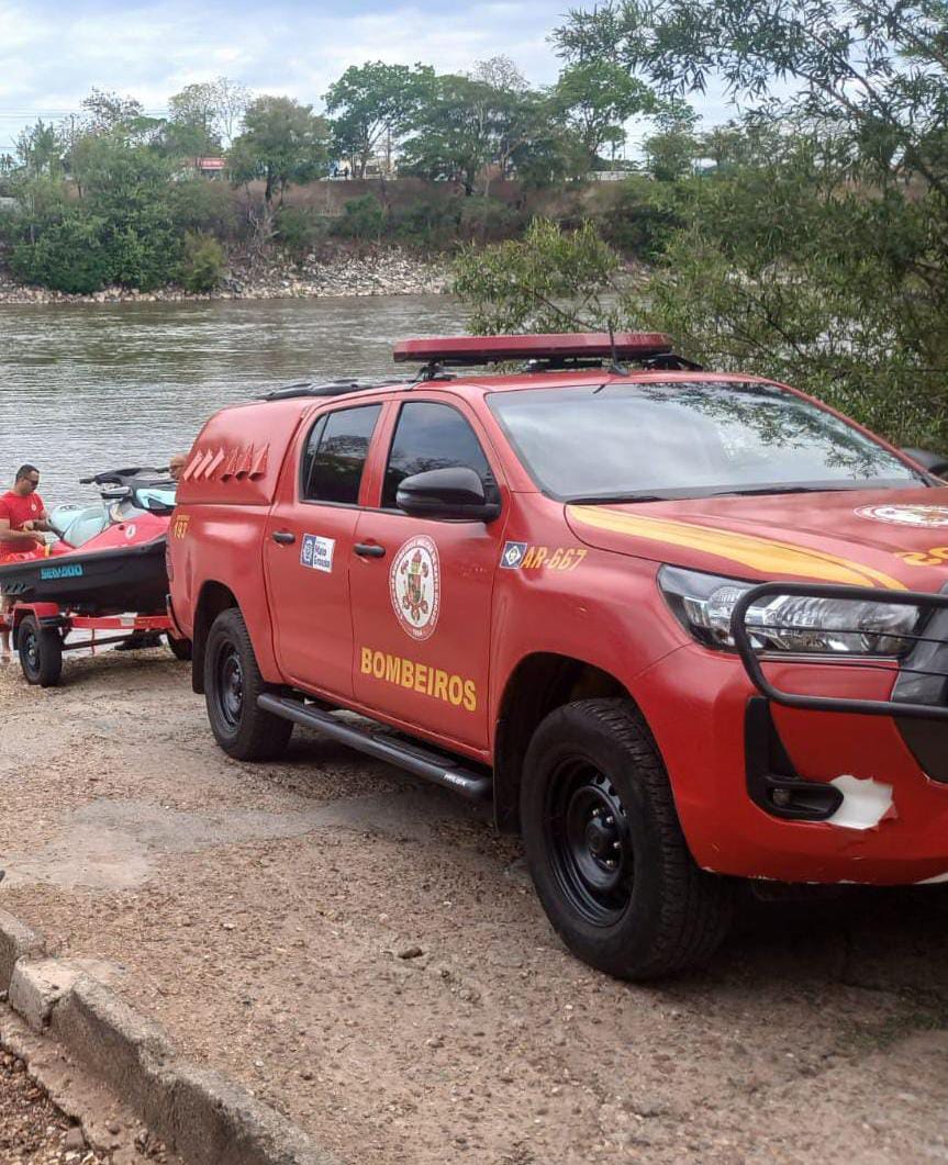 Bombeiros militares localizam corpo de jovem de 19 anos que se afogou em rio