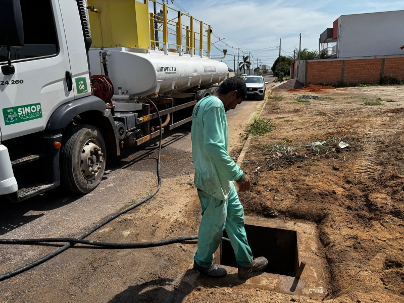 Com início das chuvas secretaria de obras intensifica limpeza de bueiros 