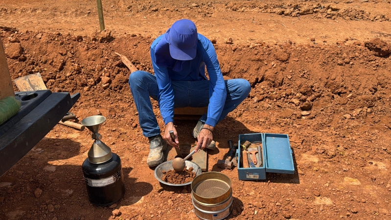 Secretaria realiza testes de compactação de solo e obras de asfalto na Selene avançam