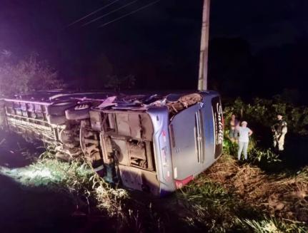 Acidente entre carreta e ônibus mata duas crianças 