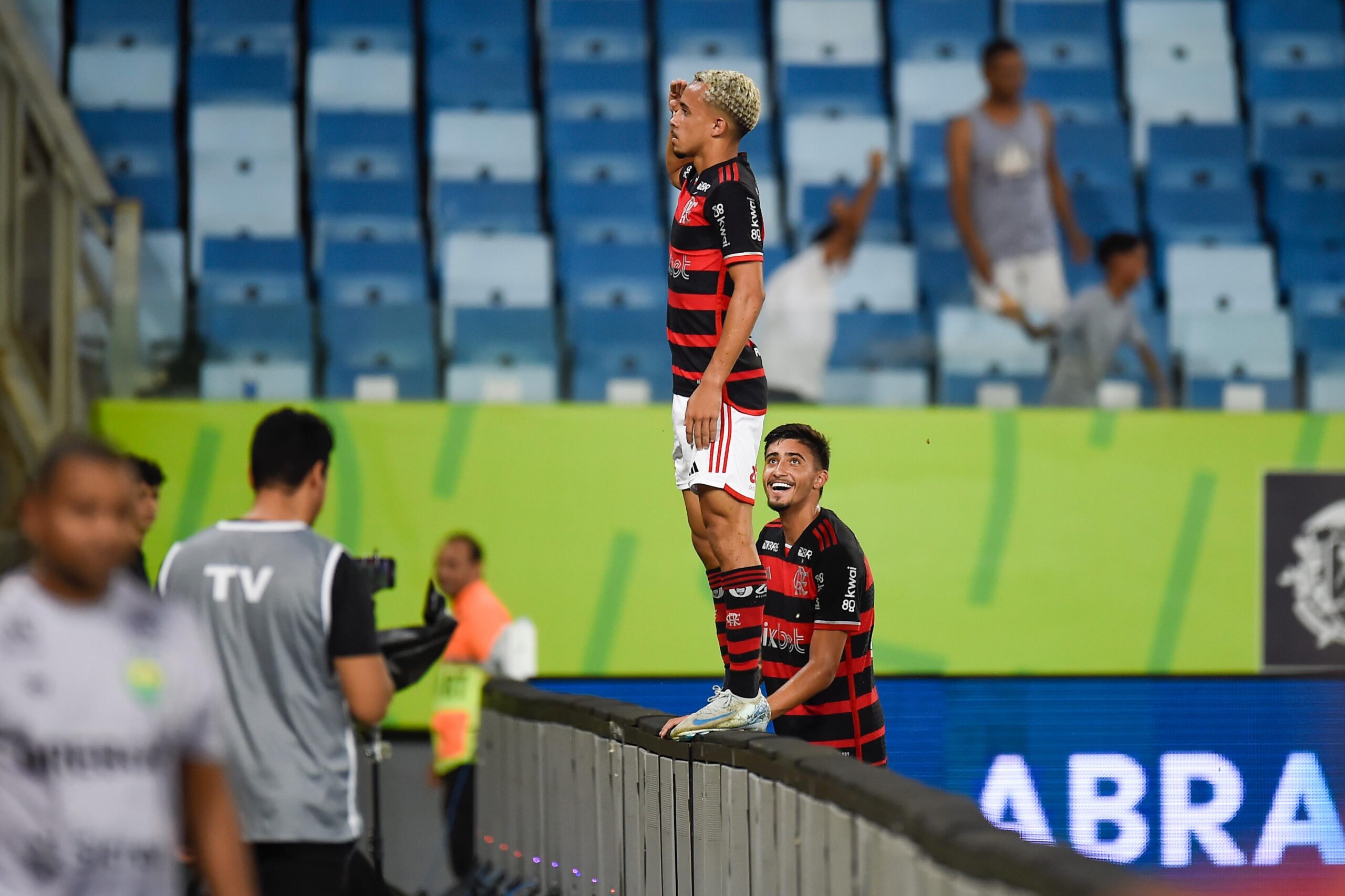 Flamengo vence de virada e afunda o Cuiabá na zona de rebaixamento