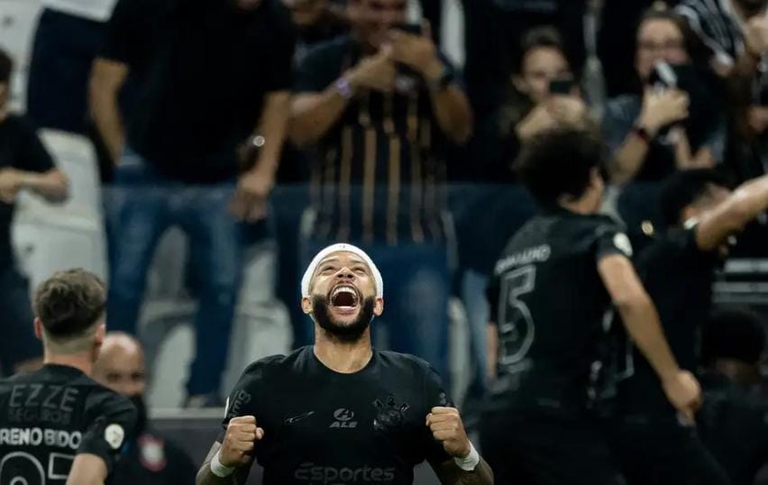 Depay brilha e Corinthians vence para ficar perto da Pré-Libertadores