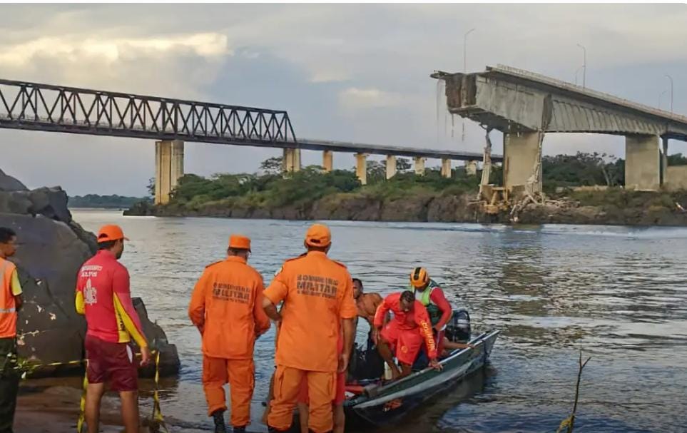 Chega a oito o número de mortes confirmadas após queda de ponte