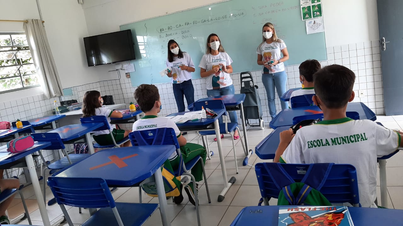 Alunos recebem álcool gel para higienização pessoal nas aulas presenciais