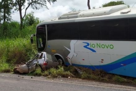 Motorista de Uno invade pista e colide em ônibus; três morrem