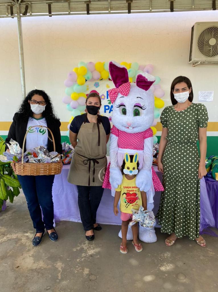 Prefeitura entrega ovos de páscoa para crianças atendidas pela Assistência Social