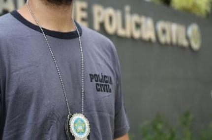 Jovem espanca homens e  rouba carro em chácara 