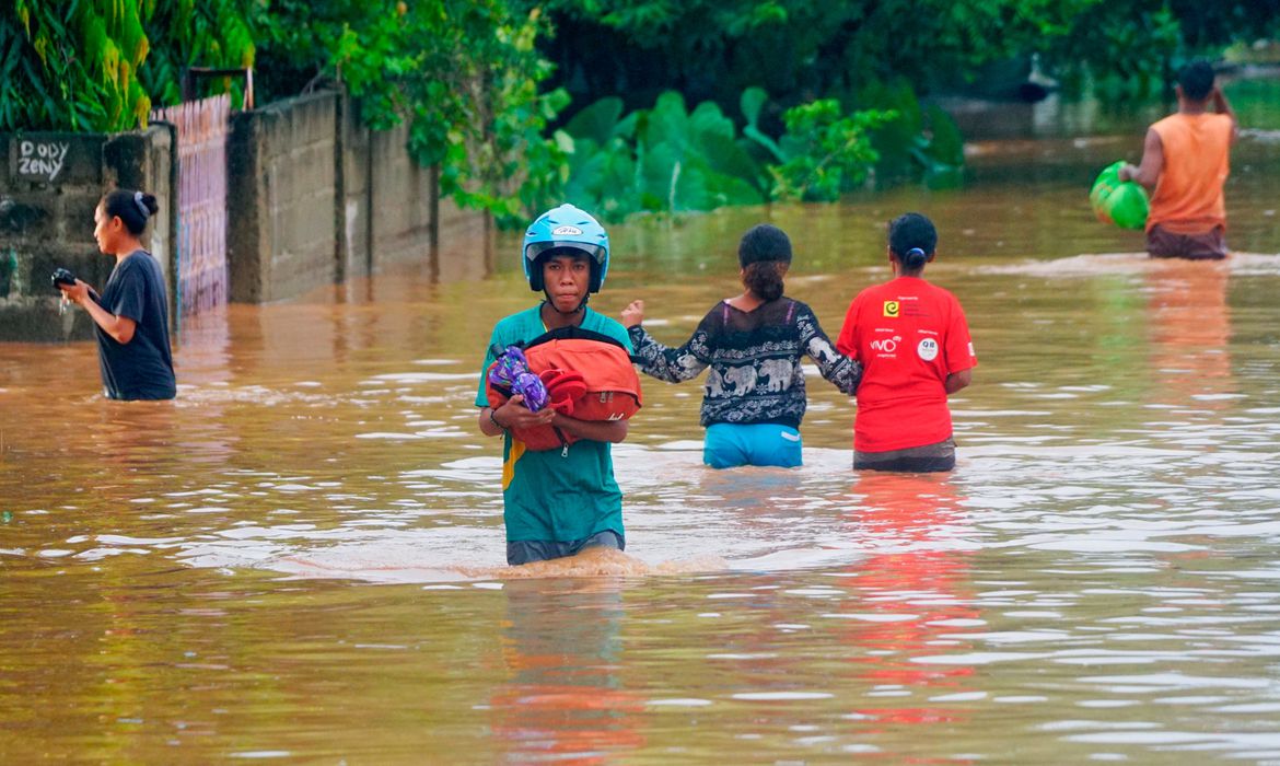 Ciclone tropical mata ao menos 97 na Indonésia e no Timor Leste