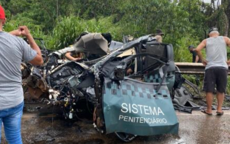 Dois policiais morrem em acidente envolvendo viatura e caminhão na BR-163