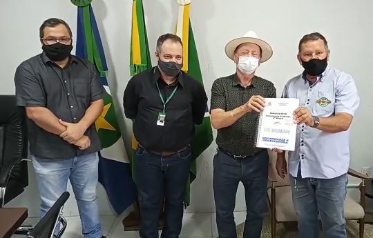 Prefeitura entrega documento para regularização do Camping Clube