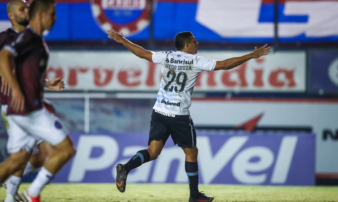 Com dois gols de Diego Souza, Grêmio vence Caxias no Gaúcho