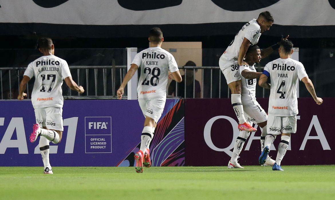 Libertadores: Santos se recupera e vence a primeira na fase de grupos