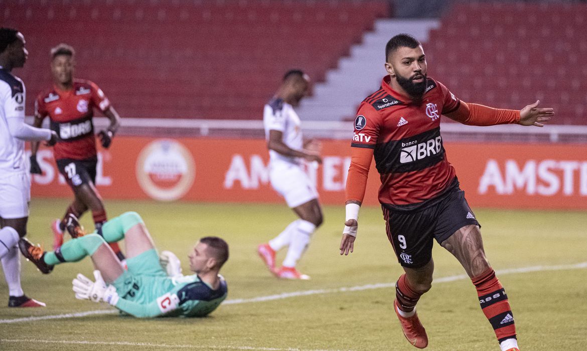 Com dois gols de Gabriel, Flamengo vence LDU em Quito