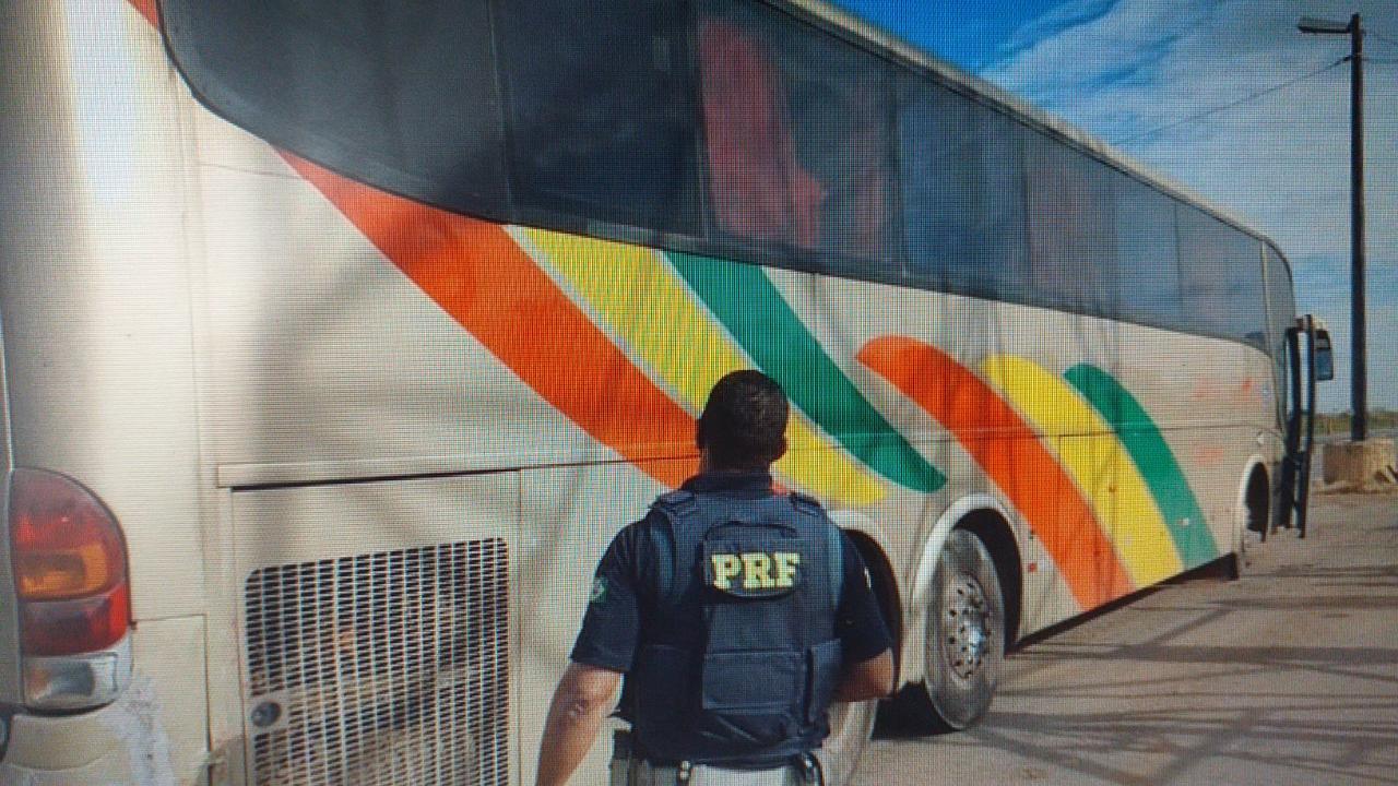 PRF flagra veículo com 15 pessoas transportadas em situação precária