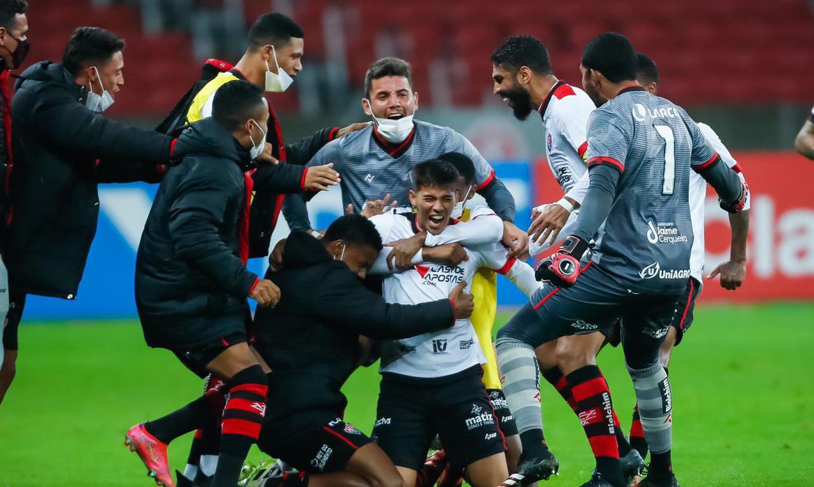 Copa do Brasil: Vitória supera Inter no Beira-Rio e avança às oitavas