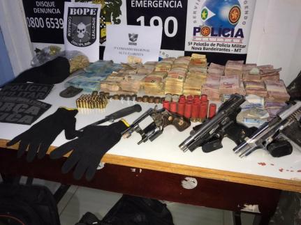 Com 4 bandidos mortos, polícia encontra R$ 164 mil e armas