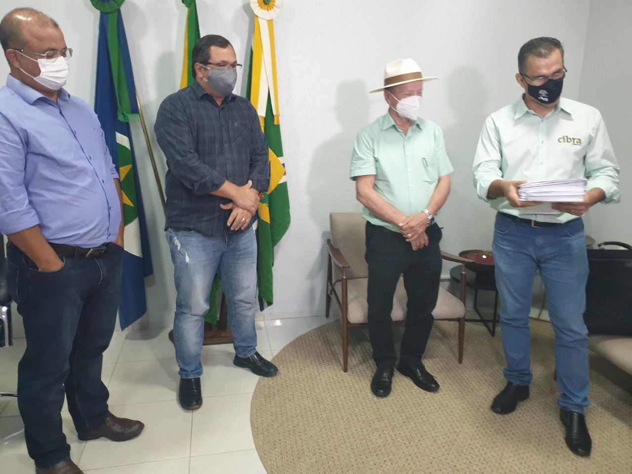 Indústria de fertilizante irá se instalar em Sinop; prefeito faz entrega do alvará de construção