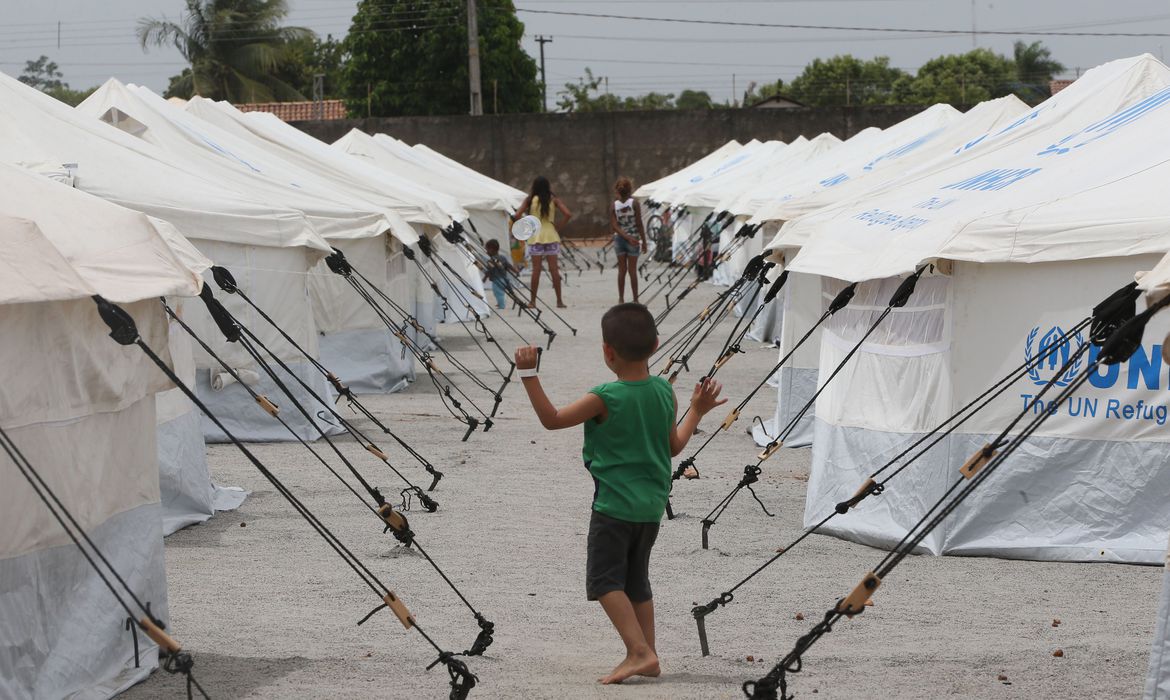 Refugiados no Brasil veem futuro por meio de educação, saúde e esporte